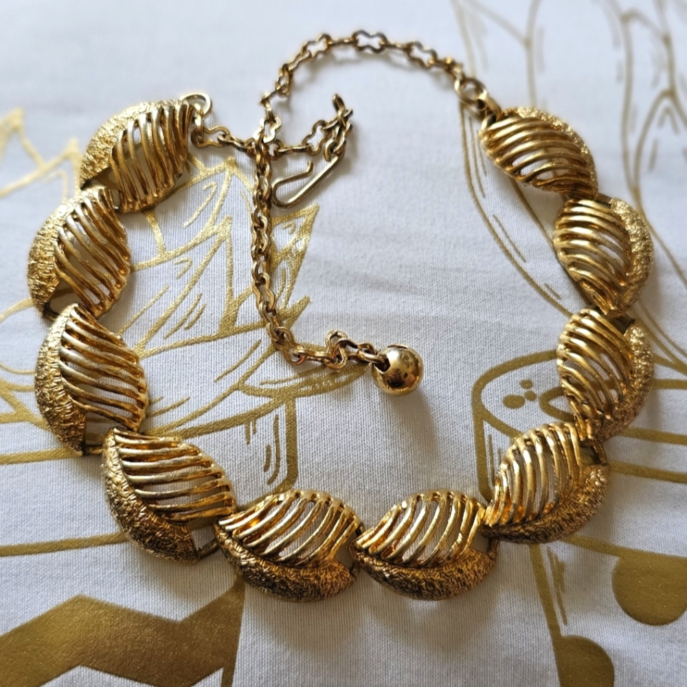 1960's Unmarked Leaf Design Choker Necklace. Vintage. Goldtone